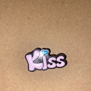 🐊6/$12🐊 Pink 'Kiss' Croc Charm